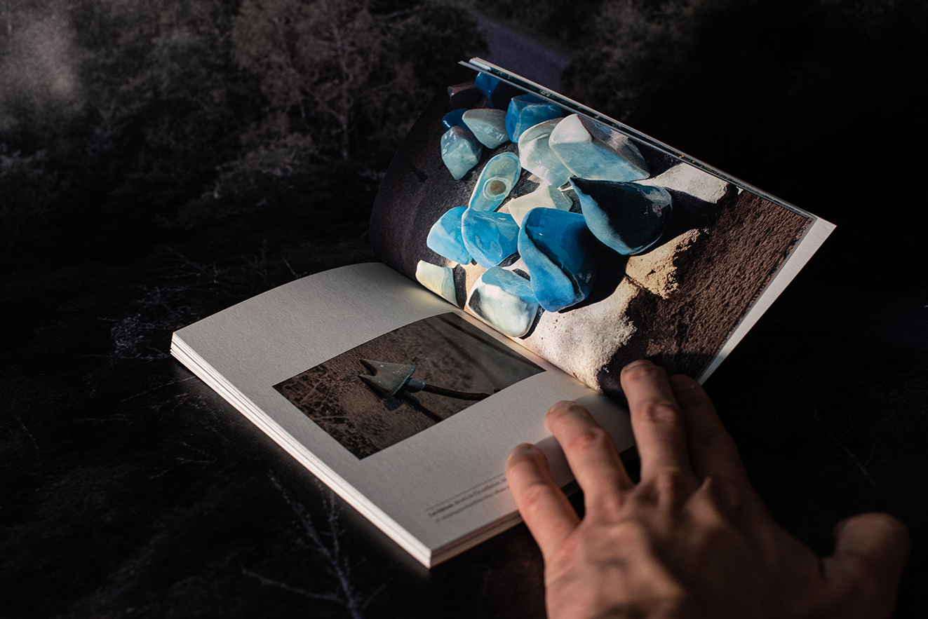 Extrait du catalogue Réunir une expédition - Les bâtons, 2019, détails de l’installation, bâtons de bois
et céramiques émaillées bleu céleste et bleu glacier